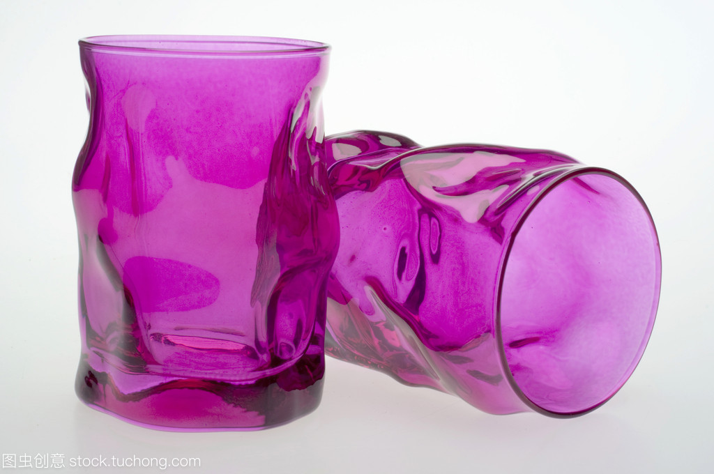 充满活力的粉红色玻璃器皿
